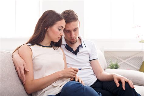 Ženska, ki gleda na uro, simbol časa in odločanja o zanositvi