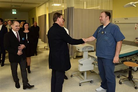 nasmejano medicinsko osebje z novorojenčkom