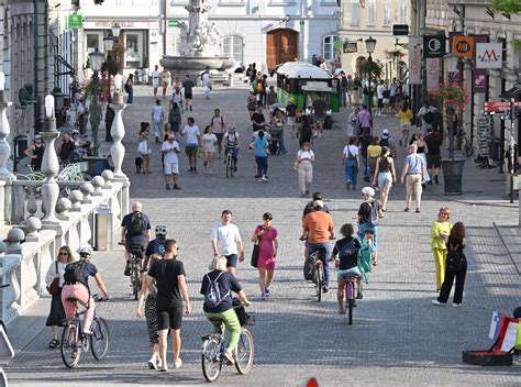 Mladi ljudje, ki varčujejo v banki