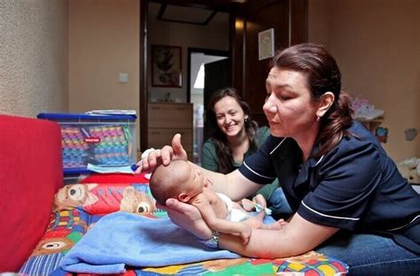 Patronažna medicinska sestra obravnava novorojenčka in mamico v domačem okolju