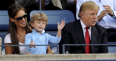 Družina si umiva roke