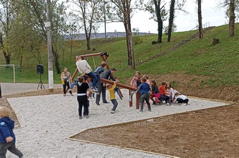 različne vrste otroških igral za na prostem