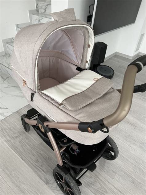 Diagram prikazuje 3v1 sistem otroškega vozička Peg Perego z možnostjo namestitve košare, športnega dela ali avtomobilske lupinice.