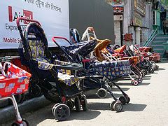 Fotografija različnih modelov otroških vozičkov Peg Perego v različnih barvah.