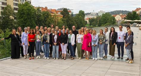 Skupina ljudi, ki sodeluje pri intervjuju