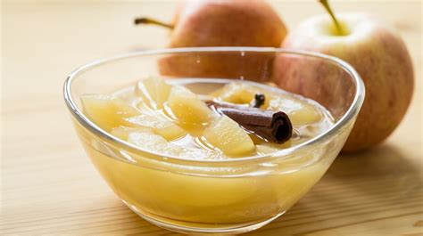 Jabolčni kompot v skodelici