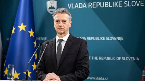 Fotografija romskega naselja s skromnimi bivališči