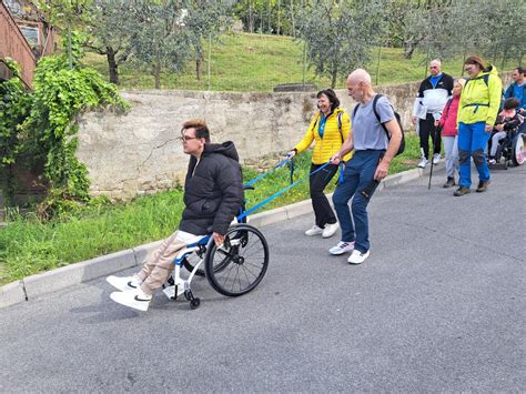 Ženska in moški, ki držita skupaj.