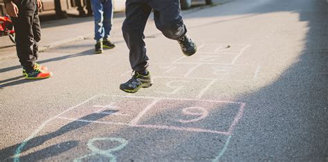 otroci, ki se igrajo zunaj