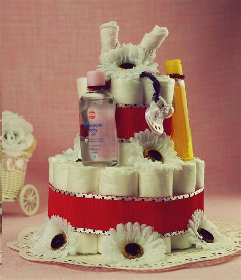 Fotografija torte iz plenic z dodatki za dojenčka