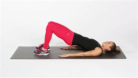 Nosečnica izvaja dvig bokov (most)