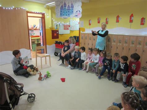 Vzgojiteljica bere pravljico otrokom