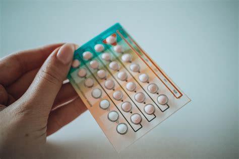 Ženska uporablja kontracepcijske tabletke