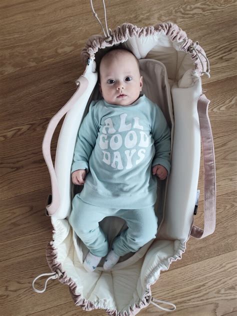 Diagram pravilnega dviganja dojenčka iz boka