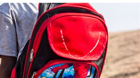 Otrok z velikim nahrbtnikom