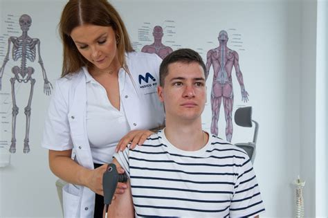 Nosečnica med akupunkturno terapijo