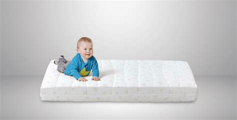 Diagram otroške vzmetnice z razdeljenimi sloji (ajda, pena, kokos)