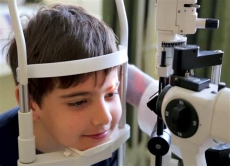 Otrok pri pediatru, ki opravlja očesni pregled