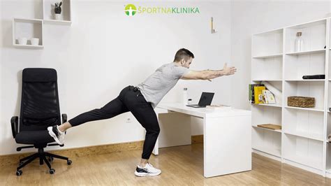 nosečnica izvaja vajo za hrbet