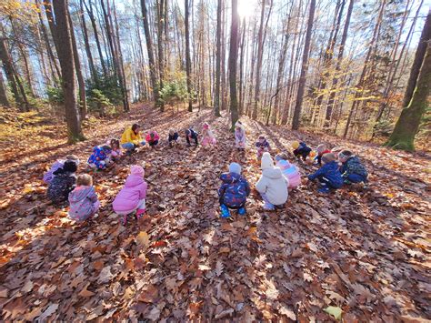 dojenček v jesenskem pajacu na prostem
