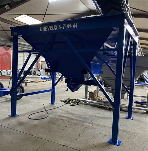 Ilustracija nosečnice s tremi plodi