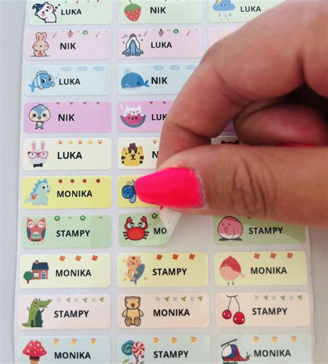 personalizirane stenske nalepke z imenom otroka