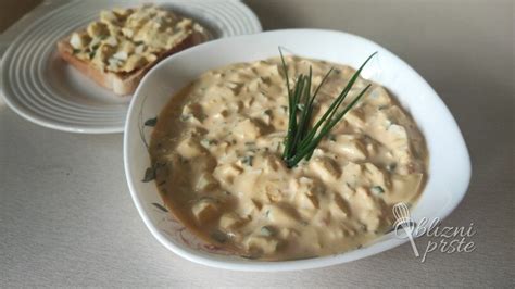 slika majhne posodice s kislo smetano