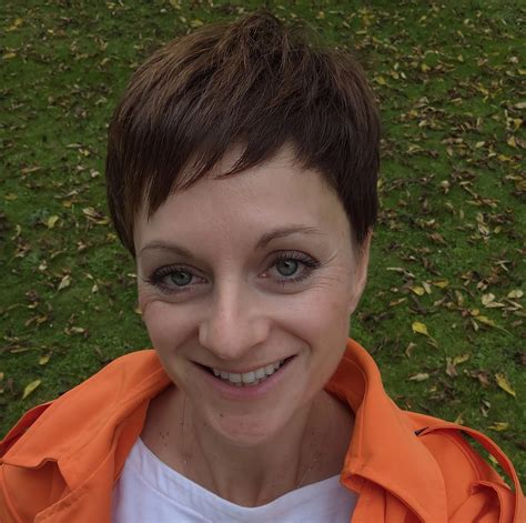 Ilustracija, ki prikazuje raznolikost otrok in njihovo sodelovanje v šoli