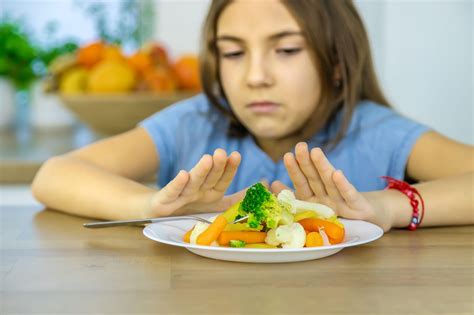 Otrok, ki odriva žličko z zelenjavo