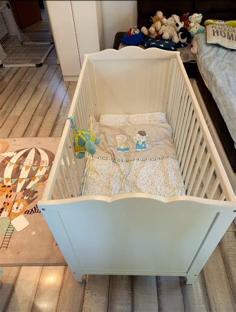 otroška posteljica s posteljnino