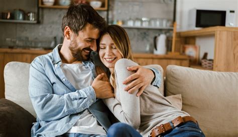 Ilustracija utrujene matere s počivajočim partnerjem