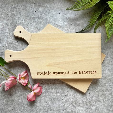 različni napisi na nosečniških majicah