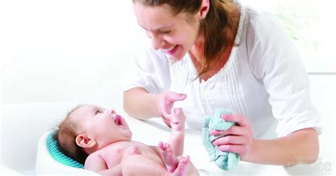 Ilustracija, ki prikazuje starše, kako nežno čistijo oči dojenčka