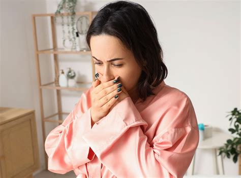 žena zjutraj čuti kovinski okus v ustih