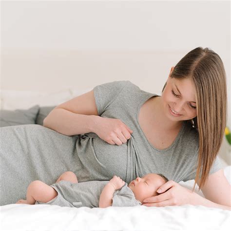 Nosečnica in mamica z dojenčkom, oblečena v udobna, a stilsko dovršena oblačila za dojenje
