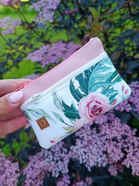 Primerjava velikosti LÄSSIG torbe in manjše torbice