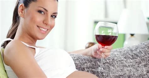 Simbolično upodobitev nosečnice in kozarca vina