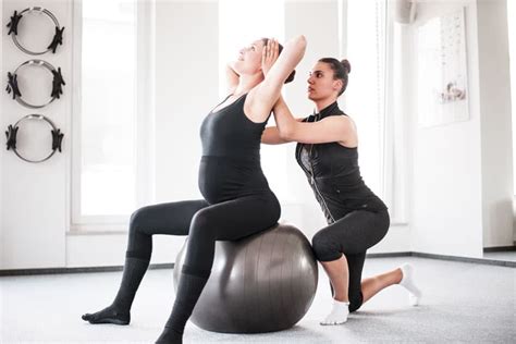 Ilustracija nežnih dotikov Bownove terapije na hrbtu nosečnice