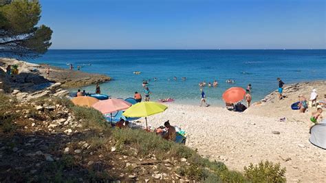 Dojenček na plaži v senci