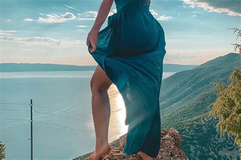 Portret znane Slovenke s svojim novorojenčkom