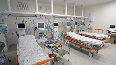 bolnišnična soba z otrokom in staršem