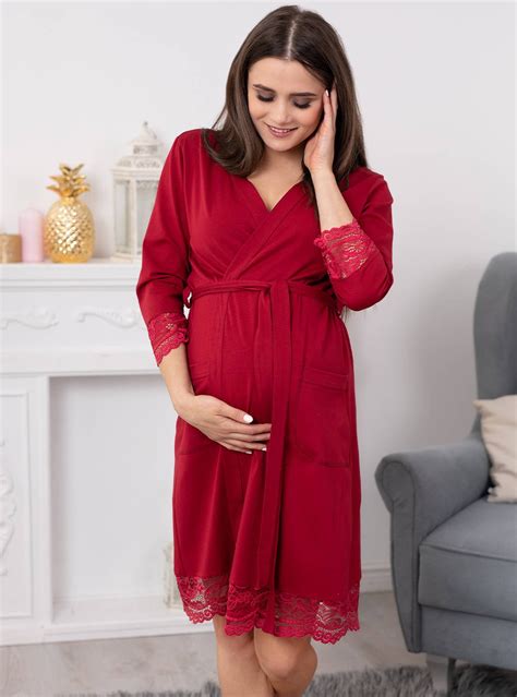 Nosečnica v elegantni nosečniški majici tuniki