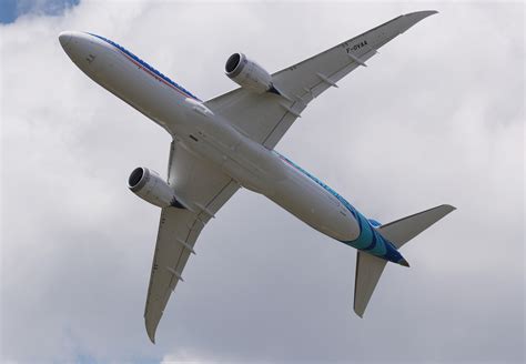 Letalo, ki leti nad morjem