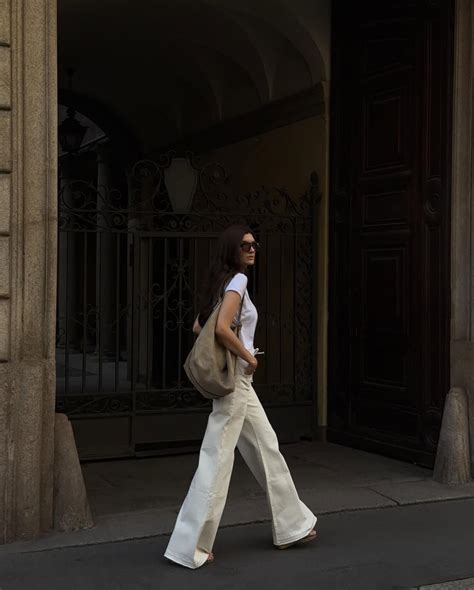 Ženska v udobnih traper hlača za nosečnice, ki se sprehaja po mestu.