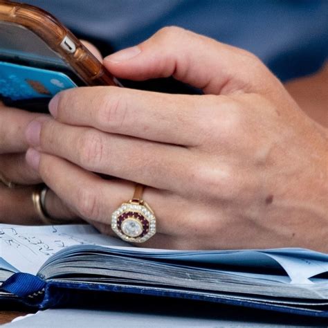 Dekle, ki občuduje zaročni prstan