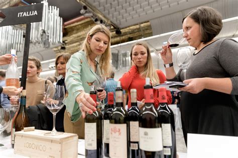 Ženska, ki razmišlja ob kozarcu vina