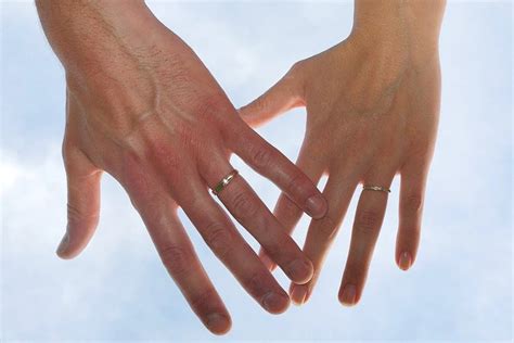 Zaročni prstan na ženski roki