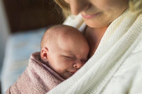 Novorojenček v stiku kože na kožo z mamo