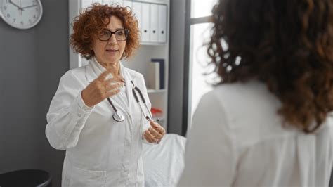 Ženska, ki se posvetuje z zdravnikom o potovalnih cepljenjih