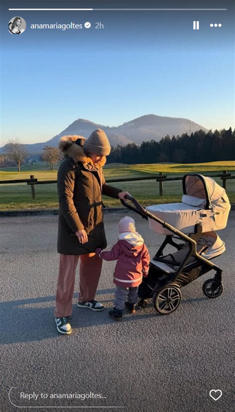 Ženska med sprehodom z vozičkom v parku